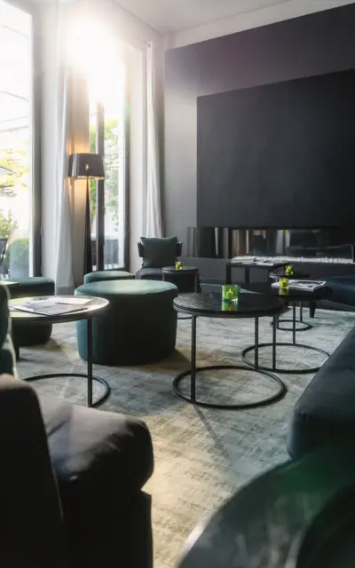 Ein modern gestaltetes Wohnzimmer mit einem Sofa, Couchtisch und Fernseher.