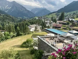 Der Outdoor-Infinity-Pool vom Ifen Hotel mit Bergkulisse im Hintergrund.