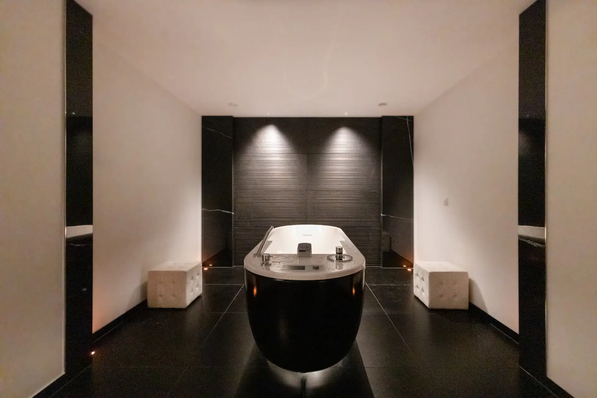 Badewanne in einem Raum