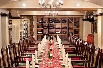 Ein Raum mit einem festlich gedeckten Tisch für eine Dinnerparty.