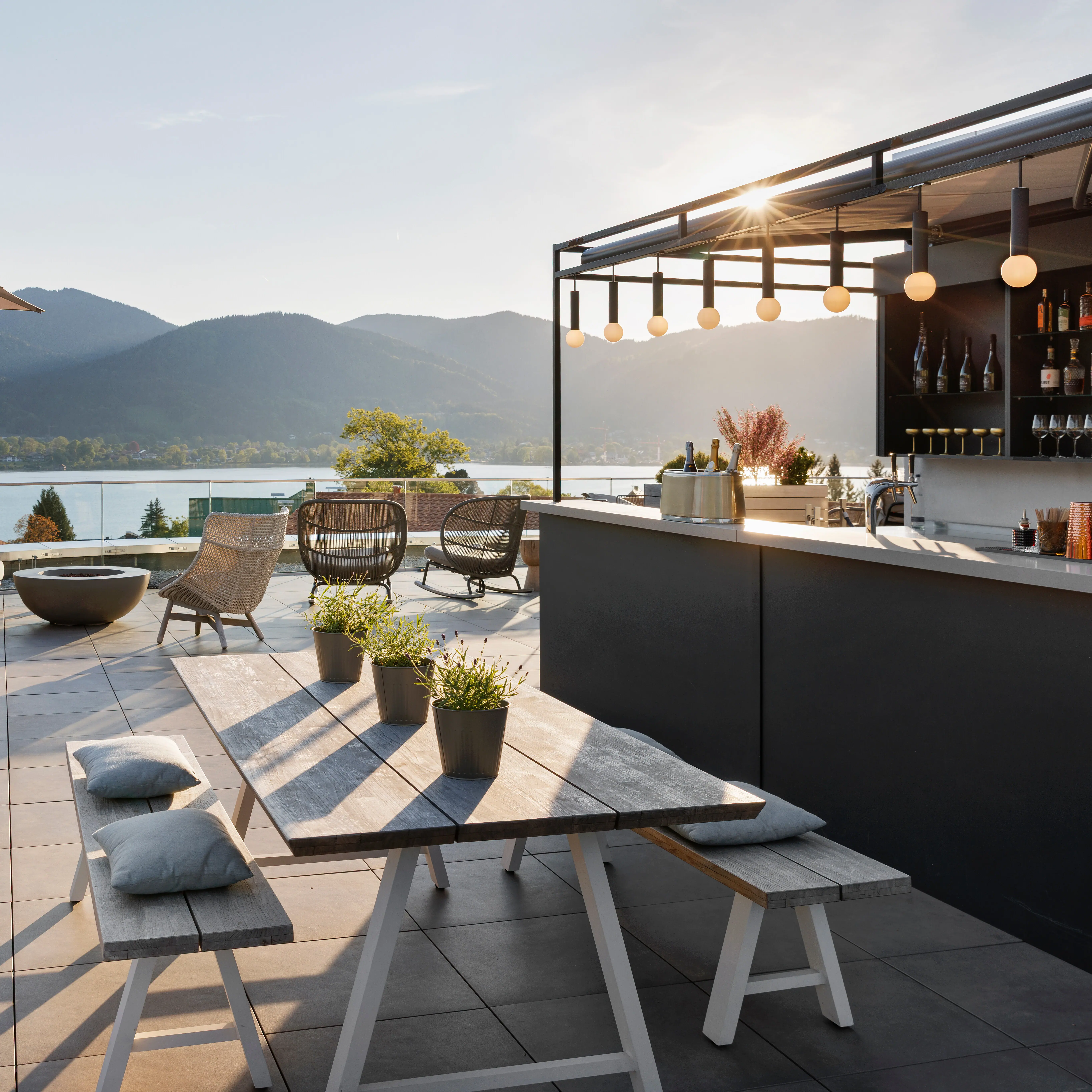 Die Rooftop-Bar im A-ROSA Tegernsee mit Seeblick.