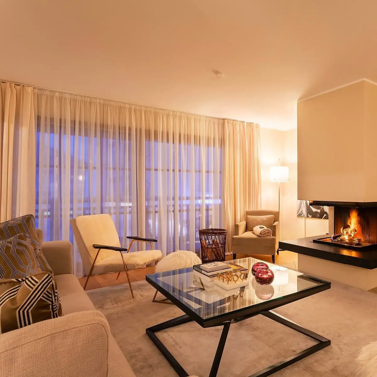 Ein Wohnzimmer mit einem Kamin und einem Sofa.