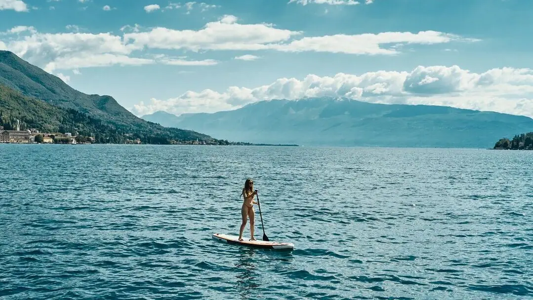 Eine Frau auf einem Paddleboard im Wasser.