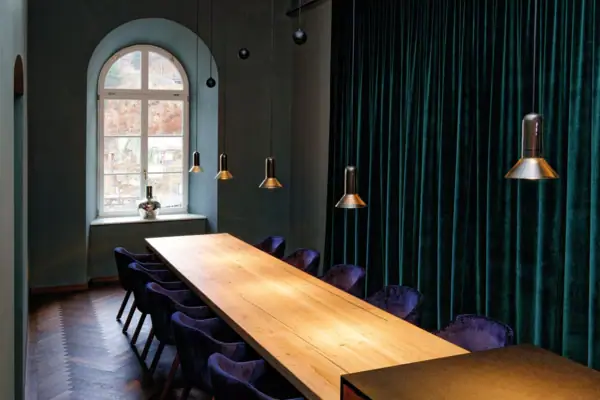 Ein Raum mit einem langen Tisch und Stühlen.