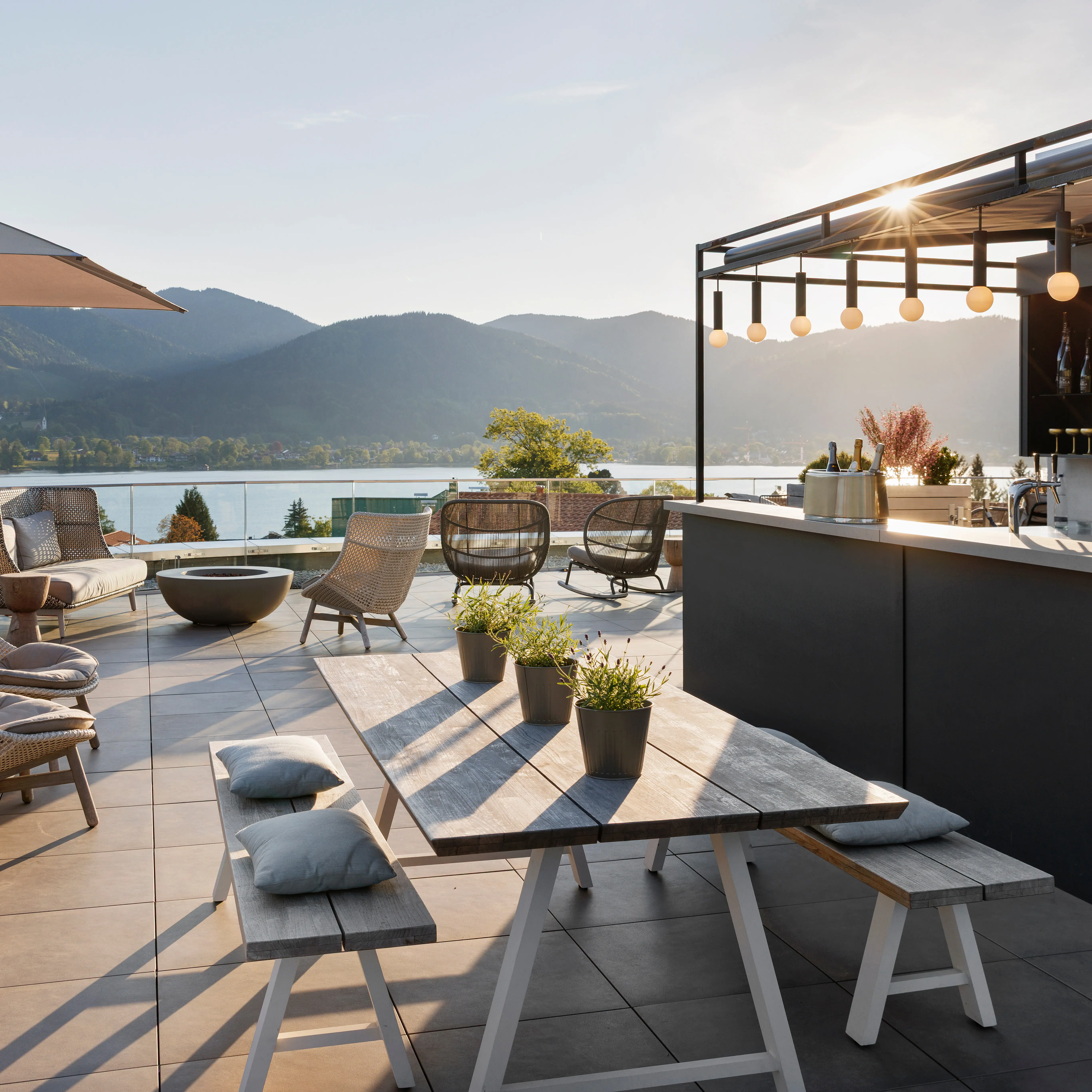 Bar A-ROSA Tegernsee Die NI Bar im A-ROSA Tegernsee mit Blick auf die Berge und den See.