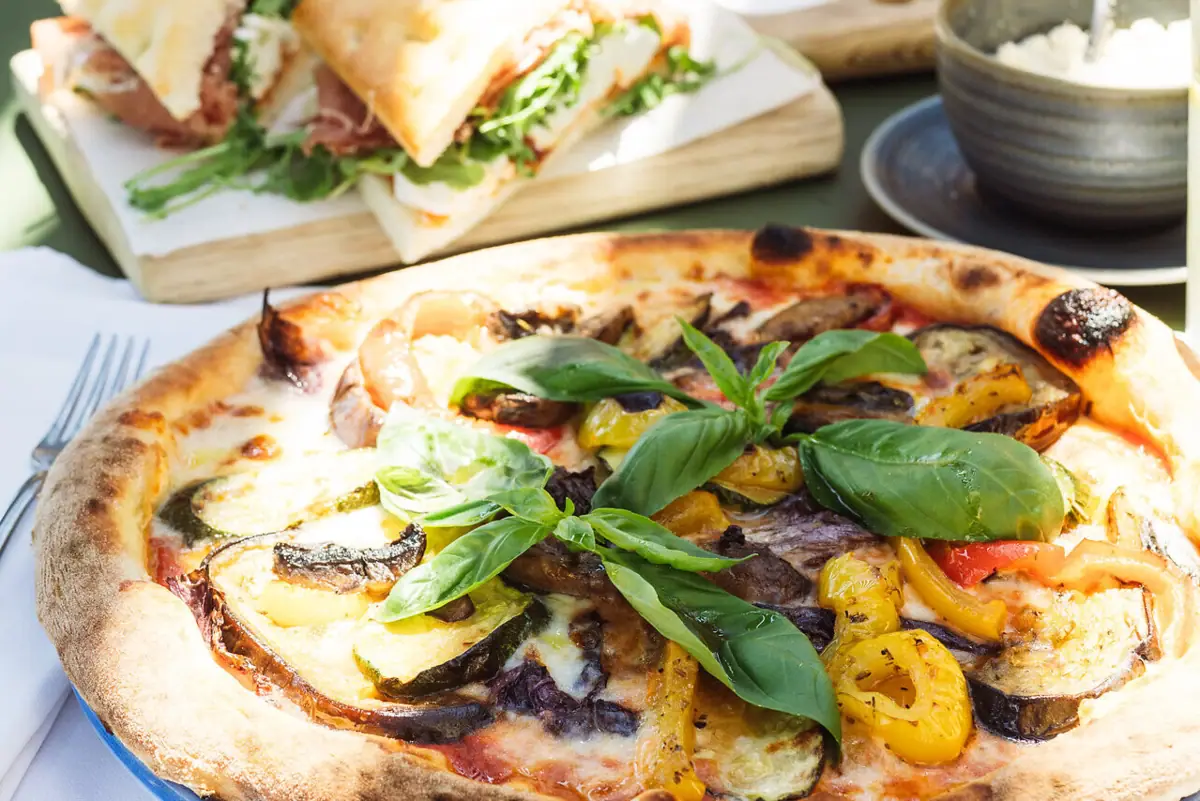 Pizza und Sandwiches auf einem Tisch
