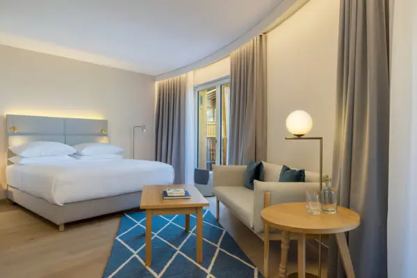Ein modernes Hotelzimmer im A-ROSA Tegernsee