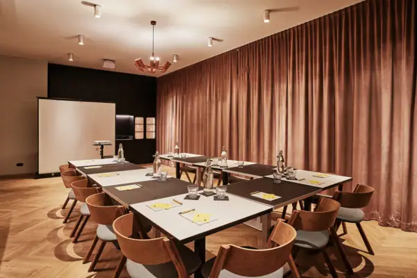 Tagungsraum Ein Tagungsraum mit einem großen Tisch und Stühlen.