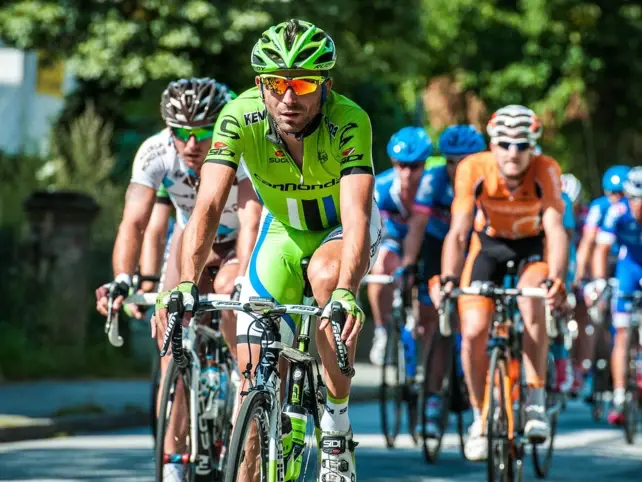 Gruppe von Personen beim Fahrradfahren im Freien