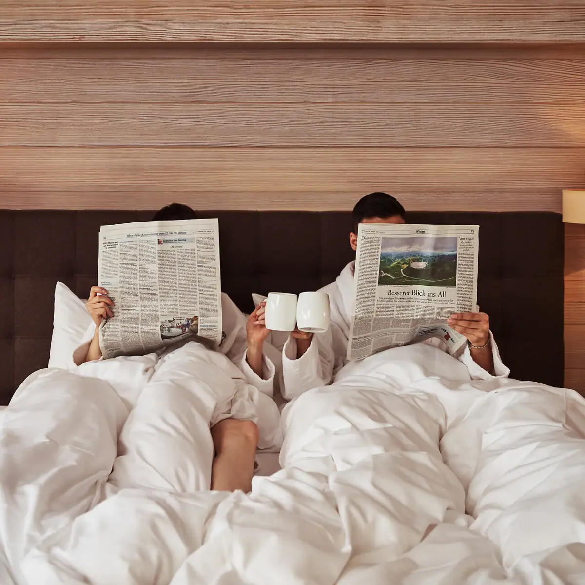 Ein Mann und eine Frau lesen im Bett.