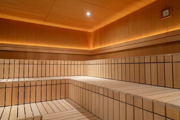 Helle Holzsauna mit Kräuterduft im A-ROSA Gardasee.