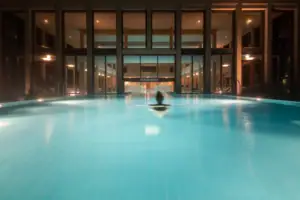 Eine Person in einem Schwimmbecken.