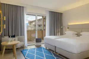 Schlafbereich Ein Schlafzimmer mit einem Bett und einem Teppich.