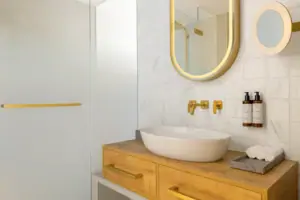 Badezimmer Ein Badezimmer mit Waschbecken und Spiegel.