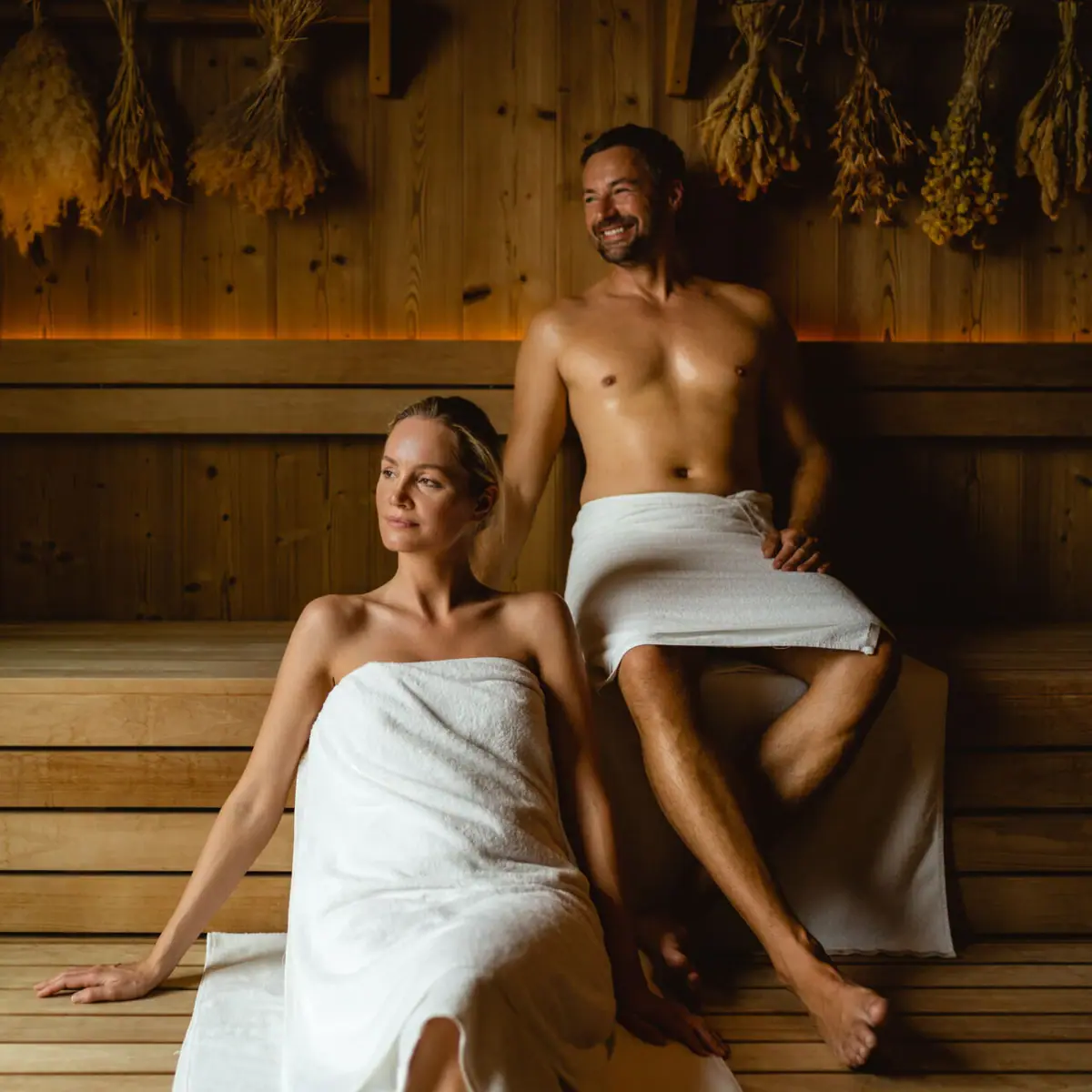 Sauna Sylt Ein Mann und eine Frau in einer Sauna im SPA-ROSA Sylt.