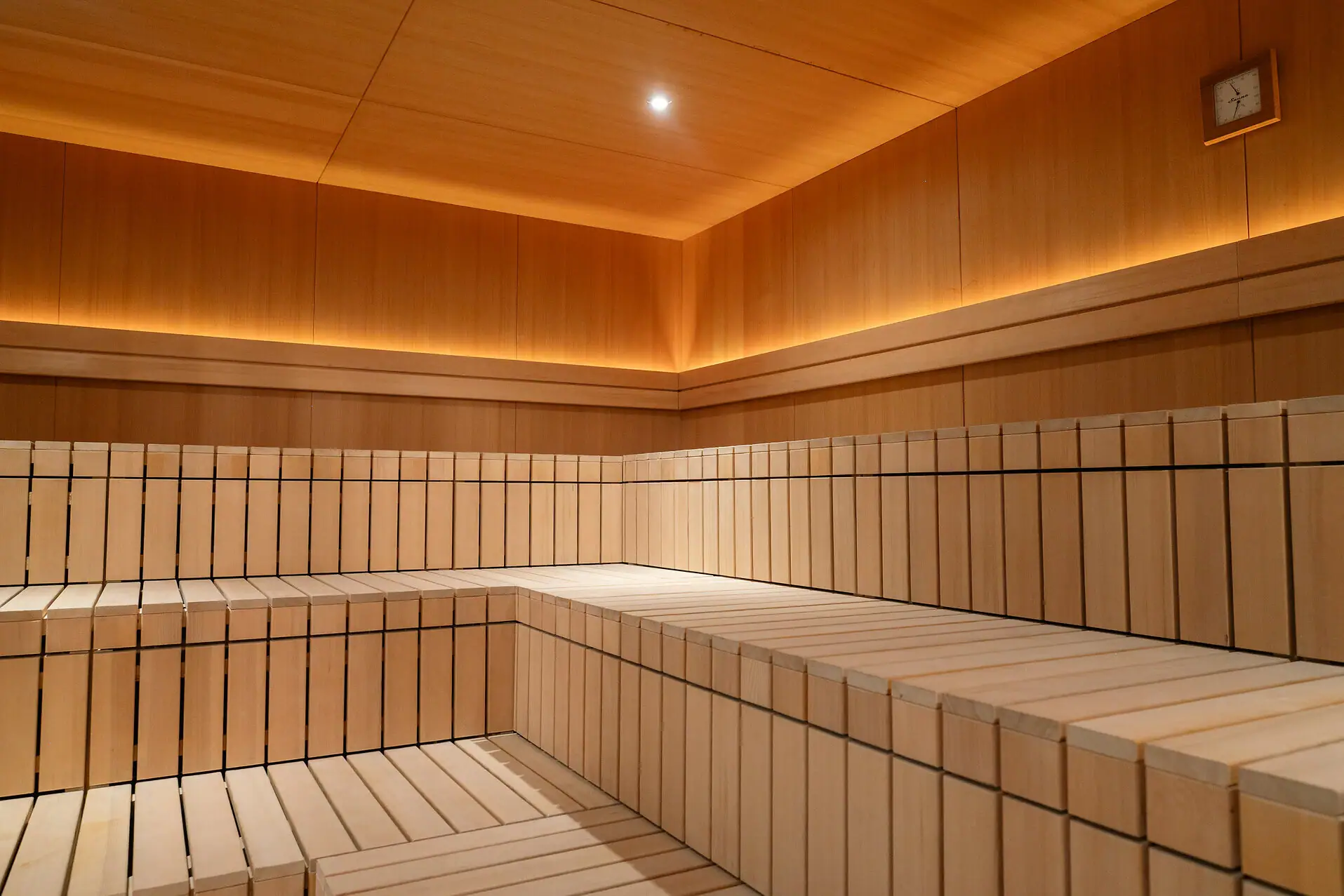 Helle Holzsauna mit Kräuterduft im A-ROSA Gardasee.