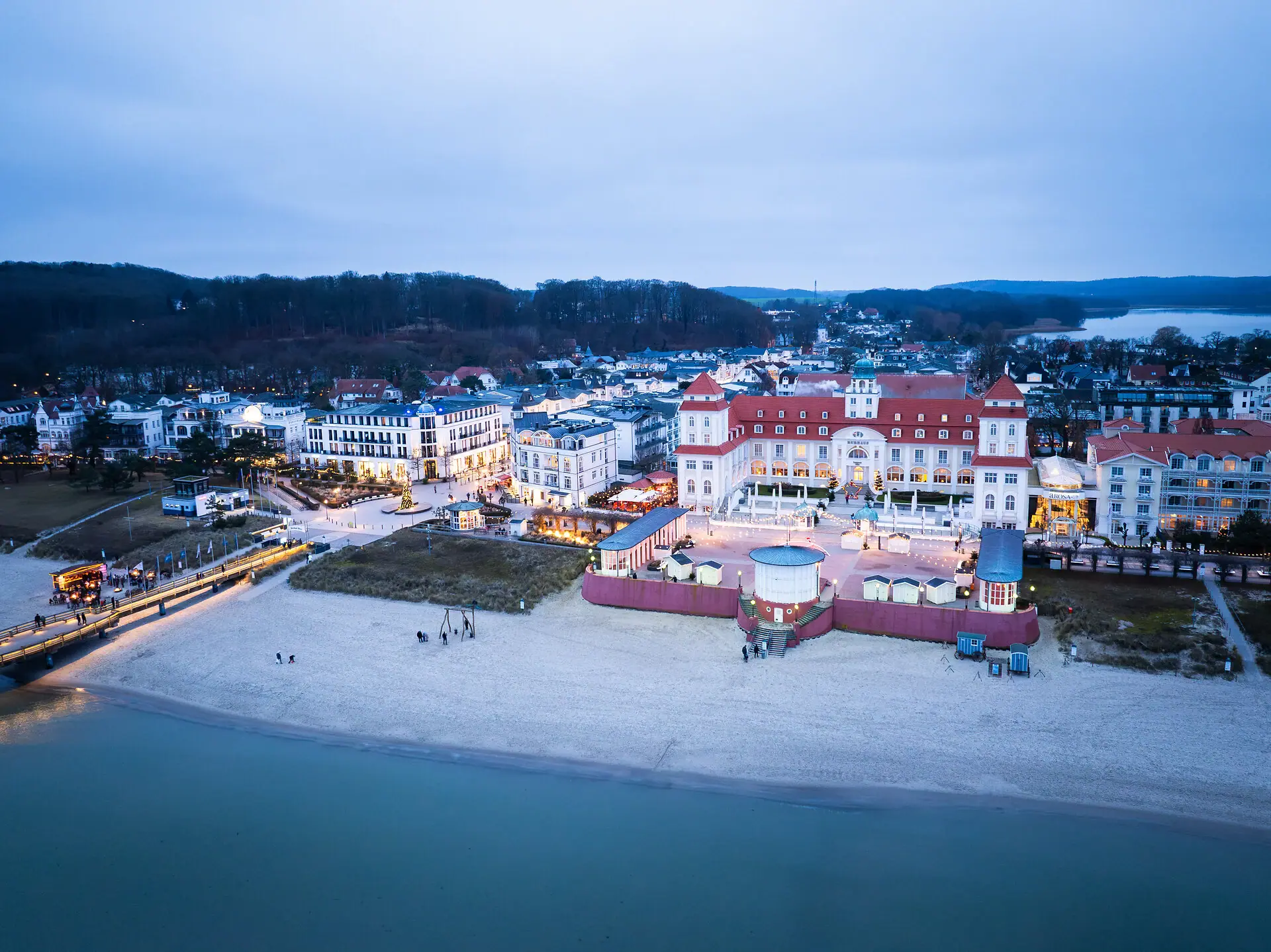 Stadtansicht mit Gebäuden und Strand im Vordergrund.