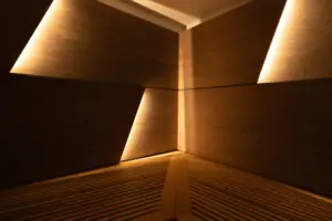 Ein Raum mit Holzwänden und Beleuchtung.