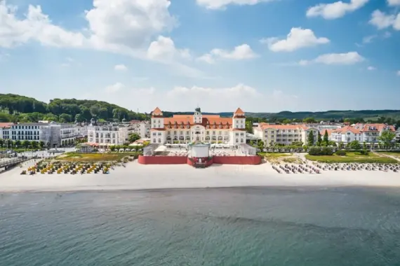 Die Luftansicht des Kurhauses Binz, einem hellen Hotelkomplex, direkt am Meer.