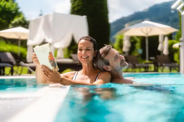 Ein Mann und eine Frau in einem Pool.