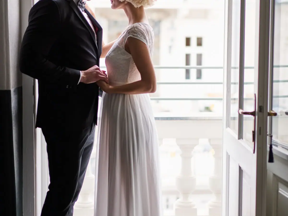 Ein Mann und eine Frau in einem weißen Brautkleid.