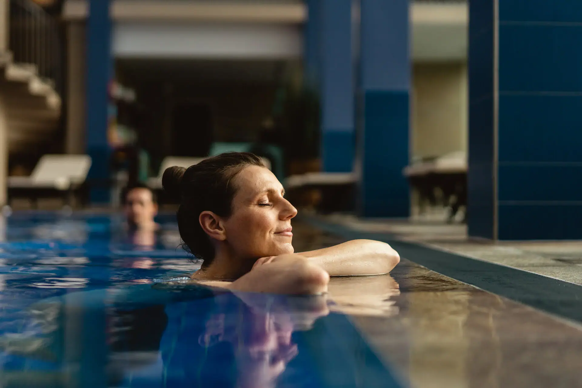 SPA-ROSA Travemünde Eine Frau im Schwimmbecken.