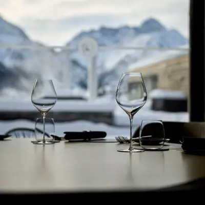 Tisch Ein Tisch mit Weingläsern darauf.