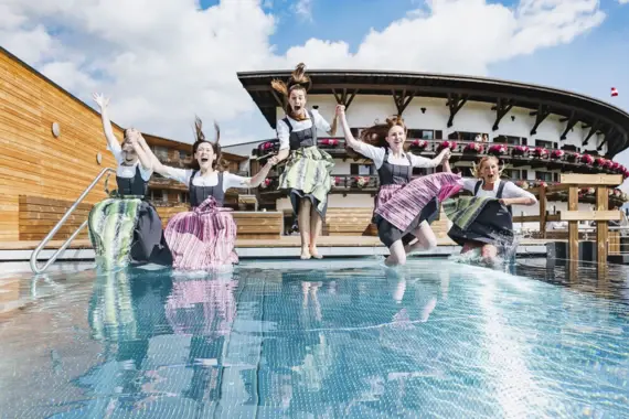 Gruppe von Frauen, die in einen Pool springen.