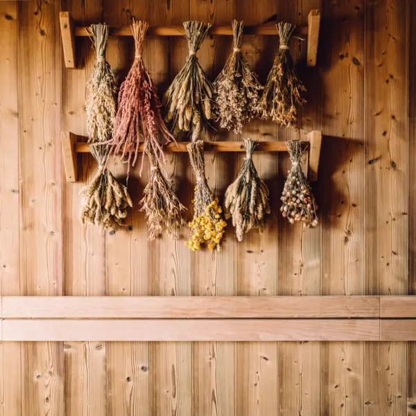 Getrocknete Blumen an einer Holzwand