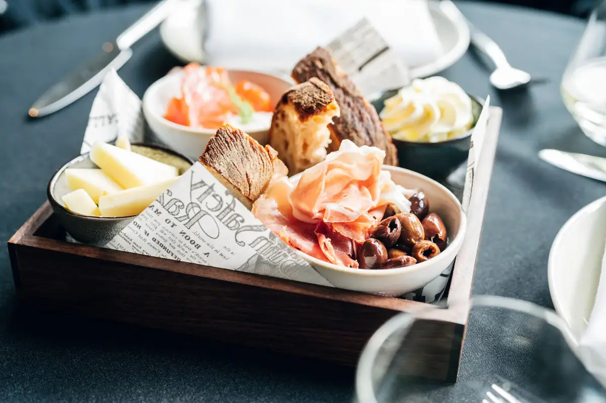 Ein Tablett mit verschiedenen Speisen auf einem Tisch.