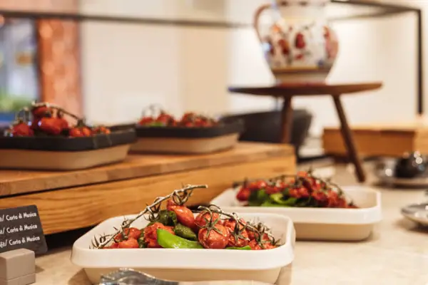 Ein Teller mit Essen auf einer Theke.