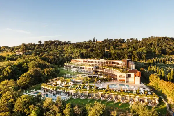 Das A-ROSA Gardasee mit einem Pool, umgeben von Bäumen.