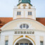Ein Gebäude mit einem Glockenturm.