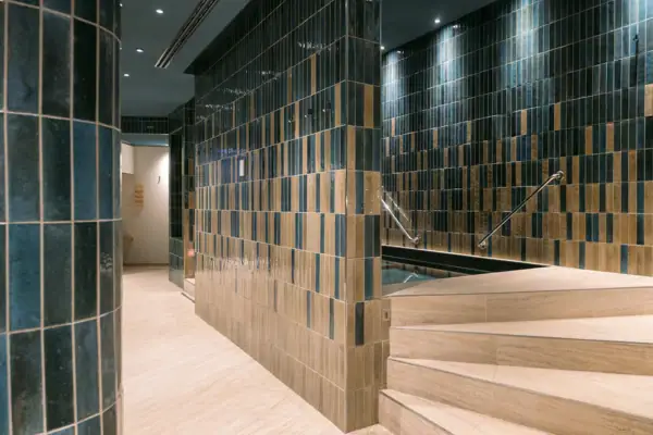 Modernes Kälte- und Kneippbecken mit Fliesenwänden im A-ROSA Gardasee.