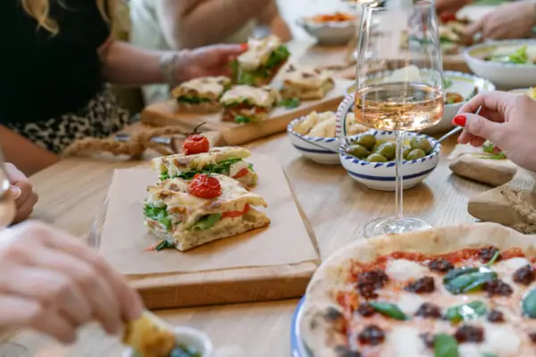 Ein Tisch mit verschiedenen Speisen.