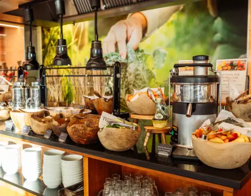 Kulinarik im Wintergarten Restaurant Ein Tresen mit Schüsseln voller Essen und Gläsern.