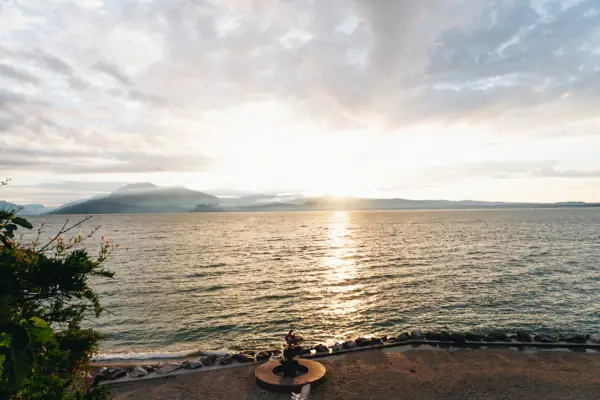 Sonnenuntergang über einem Gewässer mit Wolken am Himmel.