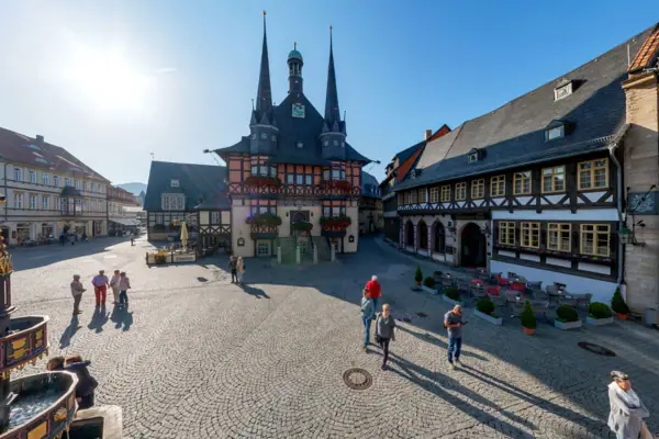 Das Rathaus und der Marktplatz in Wernigerode bei Sonnenschein.