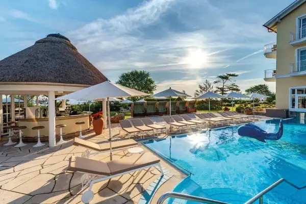 Ein Pool mit Liegestühlen und Sonnenschirmen.