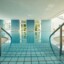 Innenpool mit Geländer und Treppen.