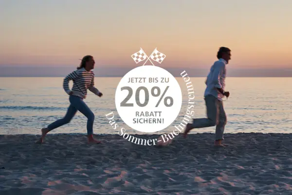 Ein Mann und eine Frau laufen am Strand.
