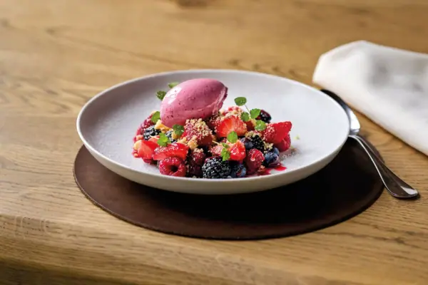 Himbeereis Teller mit Fruchtdessert