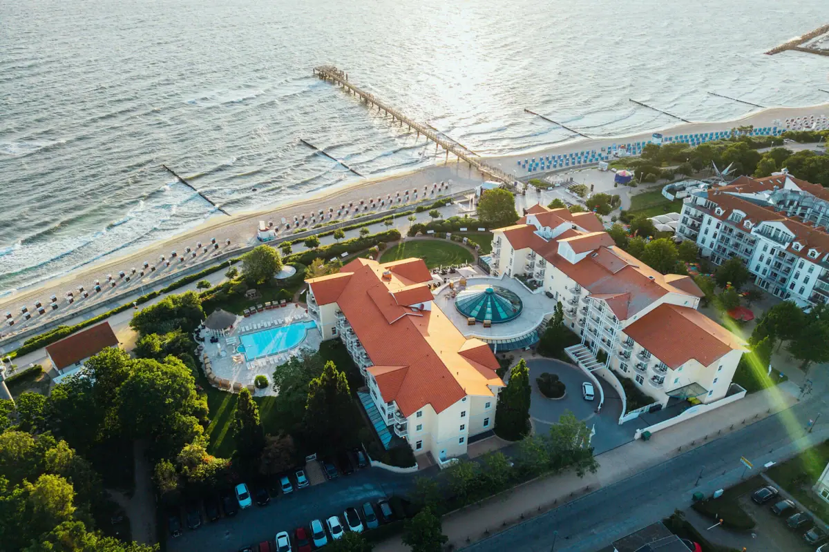 Luftaufnahme eines Resorts mit Pool und Steg