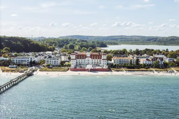 Ein großes weißes Gebäude neben einem Gewässer.