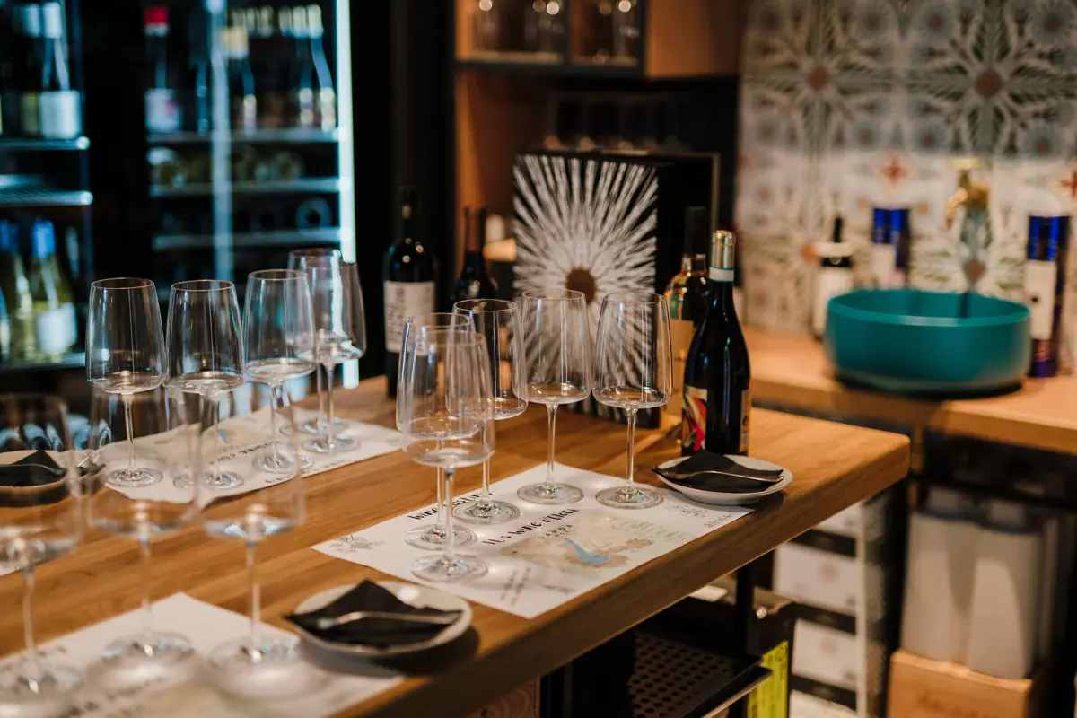 Ein Tisch mit Weingläsern und Flaschen.