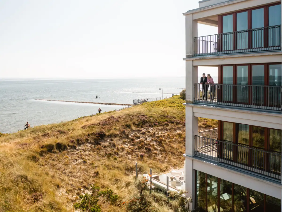 Ausblick Sylt Ein Paar steht auf einem Balkon mit Blick auf die Nordsee vor Sylt.