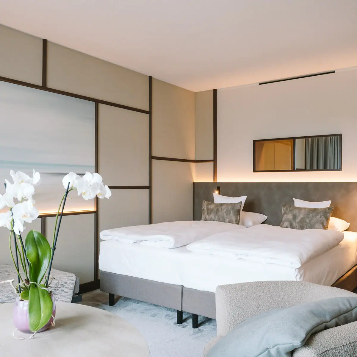 Ein Schlafzimmer mit einem Bett und einem Tisch.
