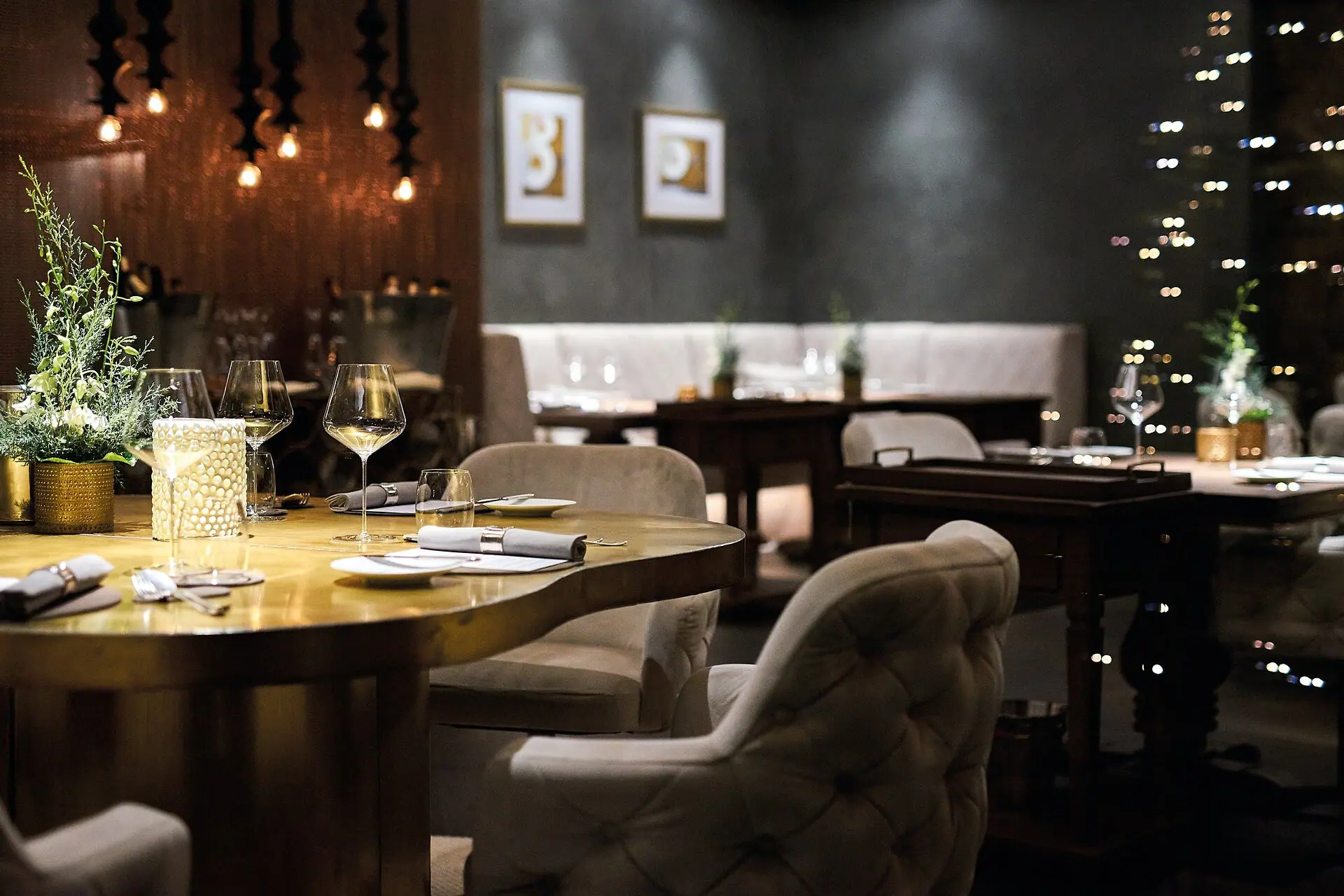 Ein Restaurant mit Tischen und Stühlen.
