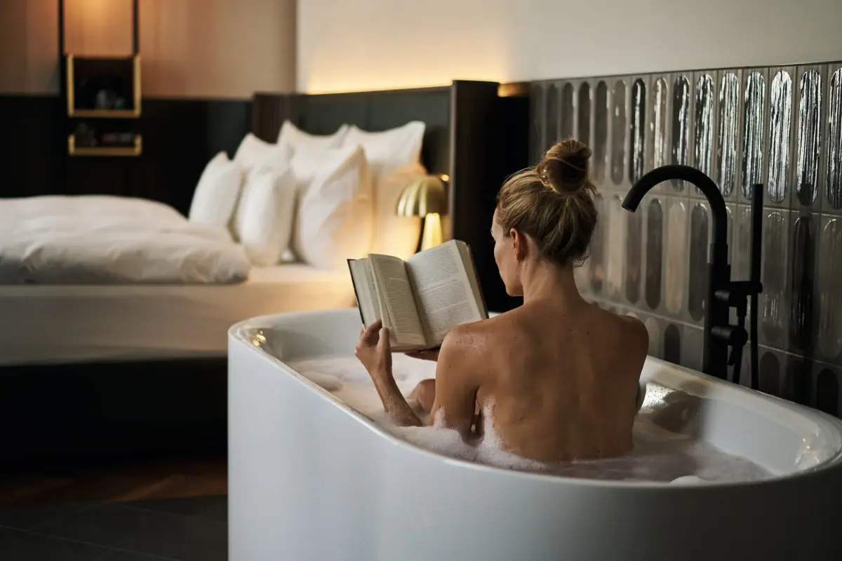 Badewanne Eine Frau in einer Badewanne liest ein Buch im A-ROSA Bad Gastein.