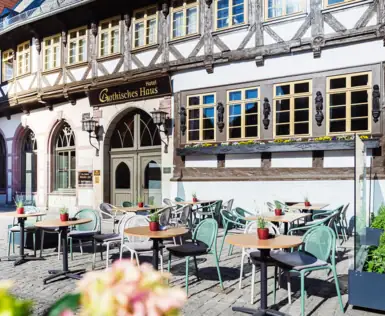 Gebäude mit Tischen und Stühlen im Freien